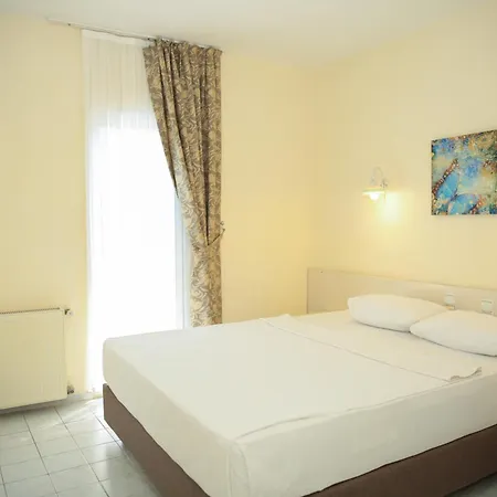 Aparthotel Life 3*